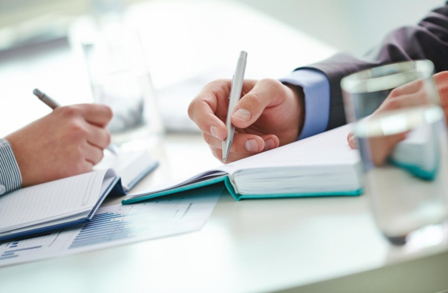 Consultant expert en motivation d'équipe expliquant des concepts